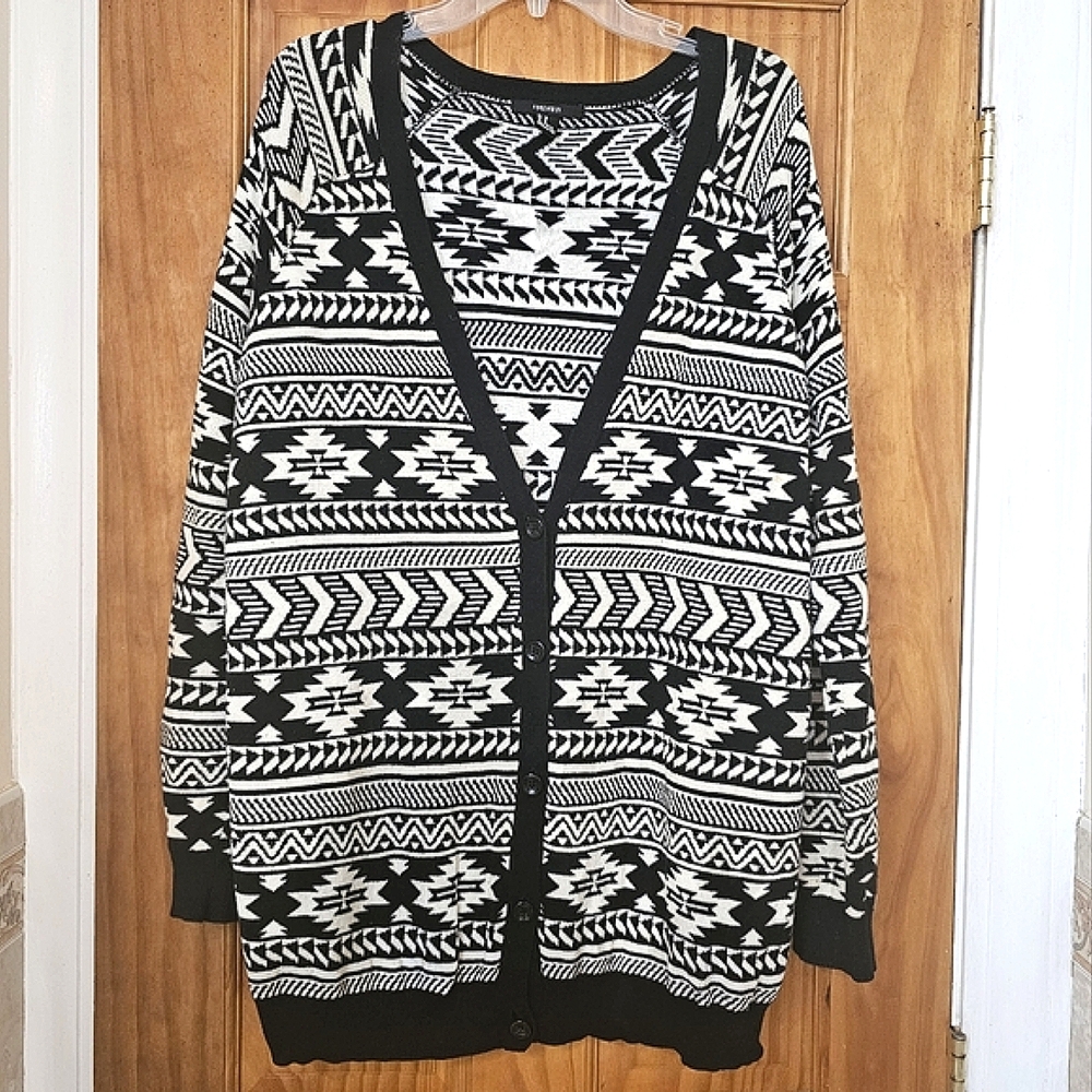 Forever 21 Women's Button Front Black & White Aztec Cardigan Sweater, Size M